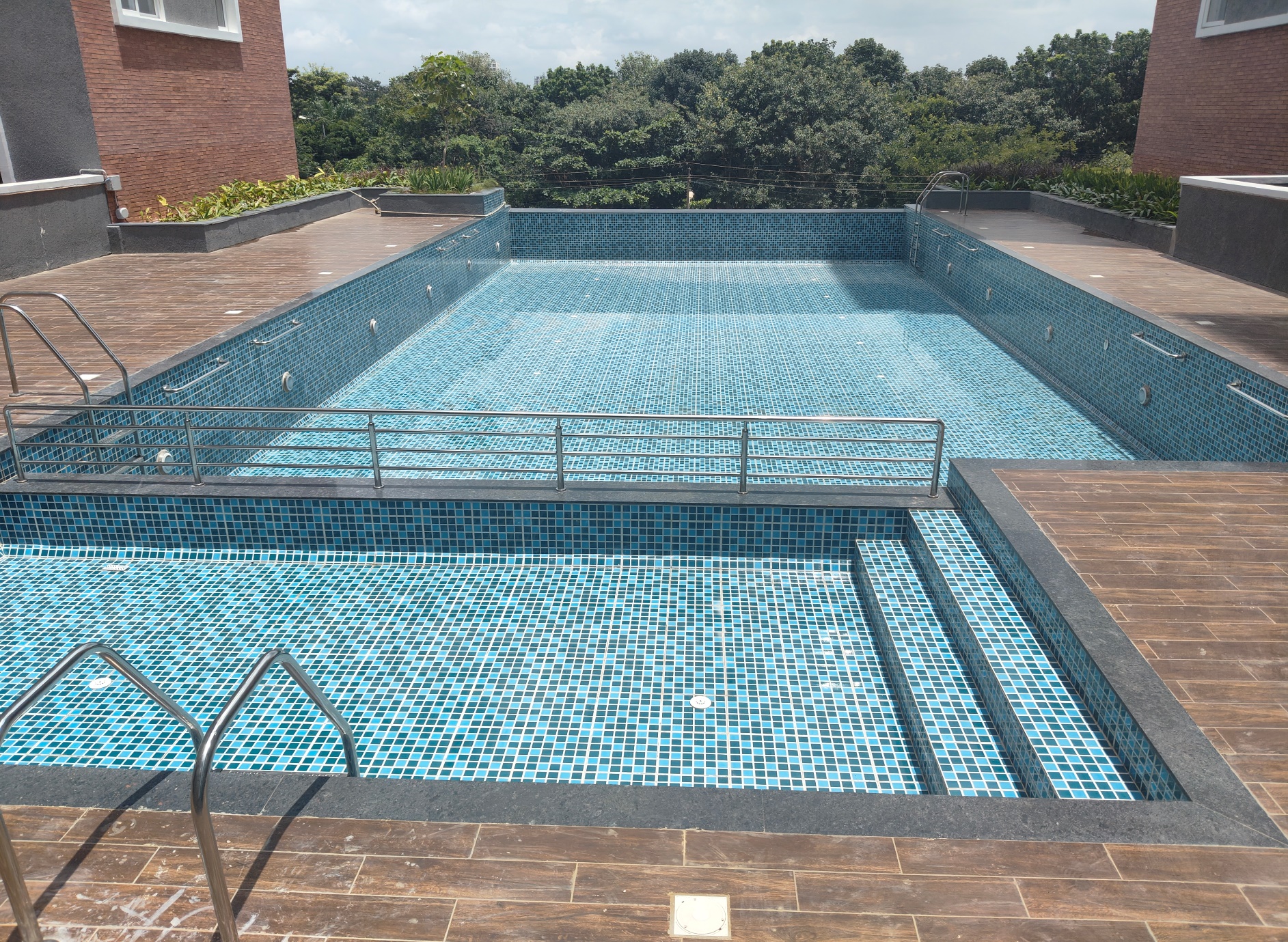 Swimming pool - Finishing work completed