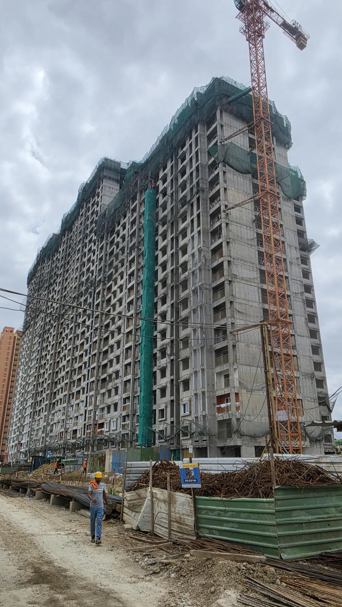 19th FLOOR SLAB IN PROGRESS for a Section