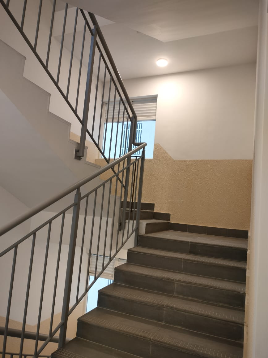 Entrance lobby & staircase
