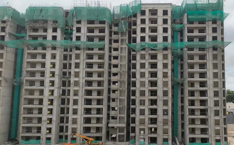TOWER – L: Terrace floor slab completed.