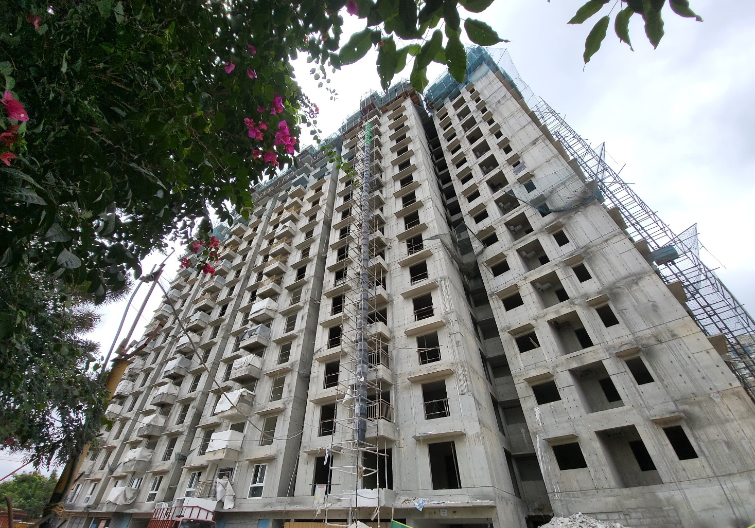 Wing B – Part of 18th floor slab concrete work in progress Part of 18th floor wall reinforcement work in progress